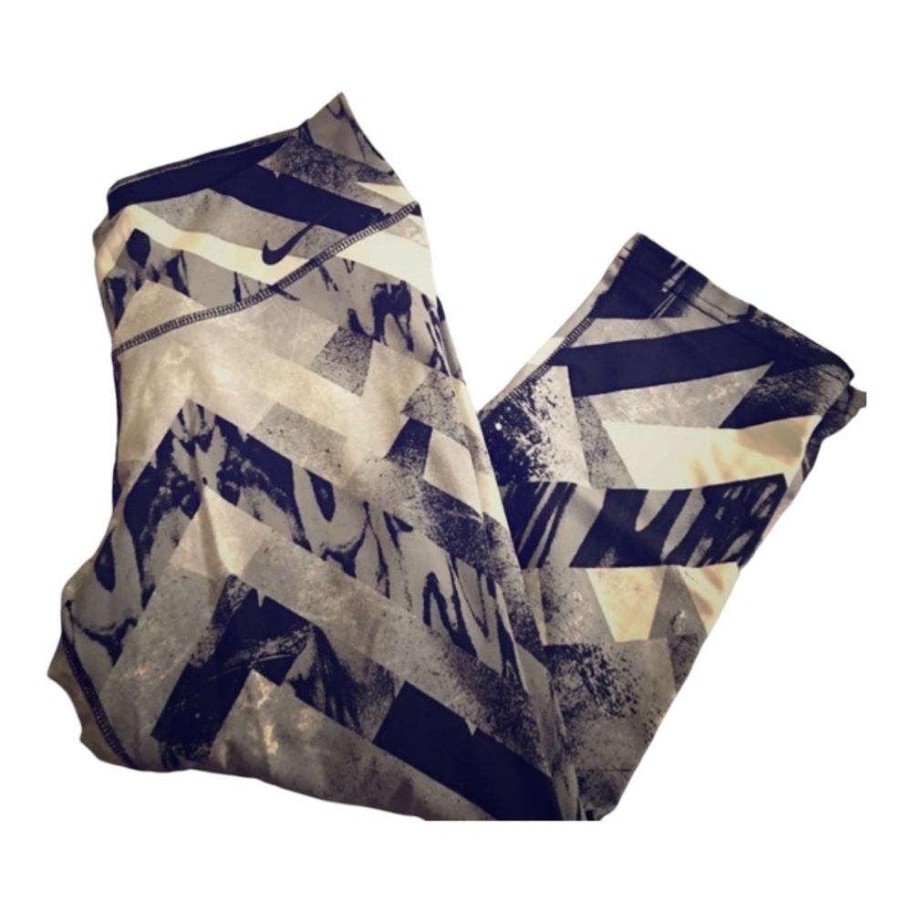 NIKE Crop Leggings- black, gray and white graphic